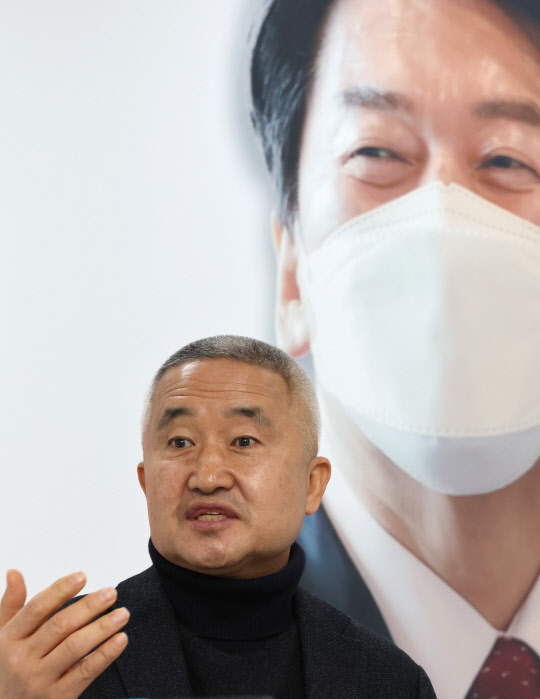 지난 1월24일 최진석 국민의당 상임선거대책위원장이 서울 여의도 선대위 사무실에서 연합뉴스와 인터뷰하고 있다.[연합뉴스]